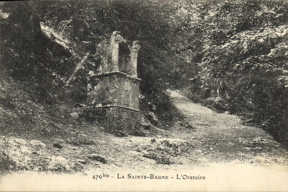 A Santa Bauma - A Oratória — Ruínas de uma oratória em um paisagem florestal — Editor R. Khat, Sallier, Marselha, n° 479 bis - Frente