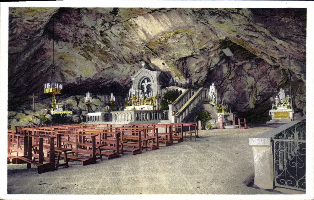 Innenansicht der Höhle — La Sainte-Baume — Hotellerie de la Sainte-Baume - Vorderseite