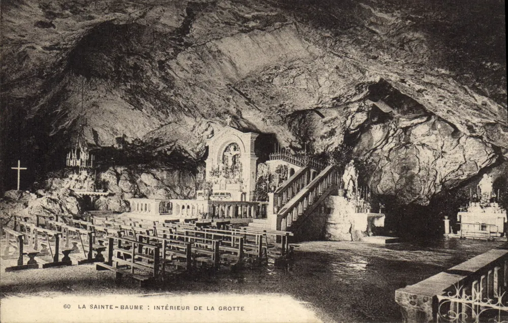 La Sainte-Baume : Interior da gruta — Editor: Etablissements Manhes, Paris - Frente