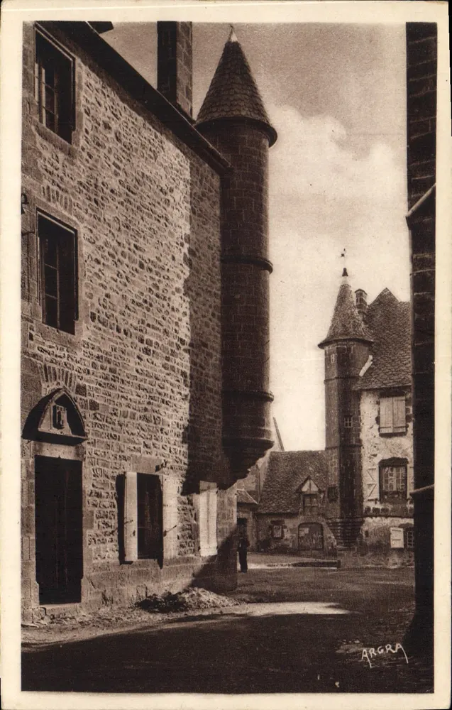 Salers (Cantal) — Eine Ecke der Grande Place — Les Arts Graphiques, Toulouse - Vorderseite