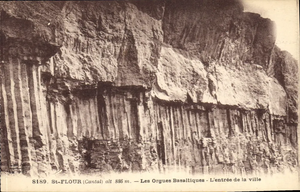 St-Flour (Cantal) alt 886 m. — Die Basalt-Orgues — Der Eingang zur Stadt - Vorderseite