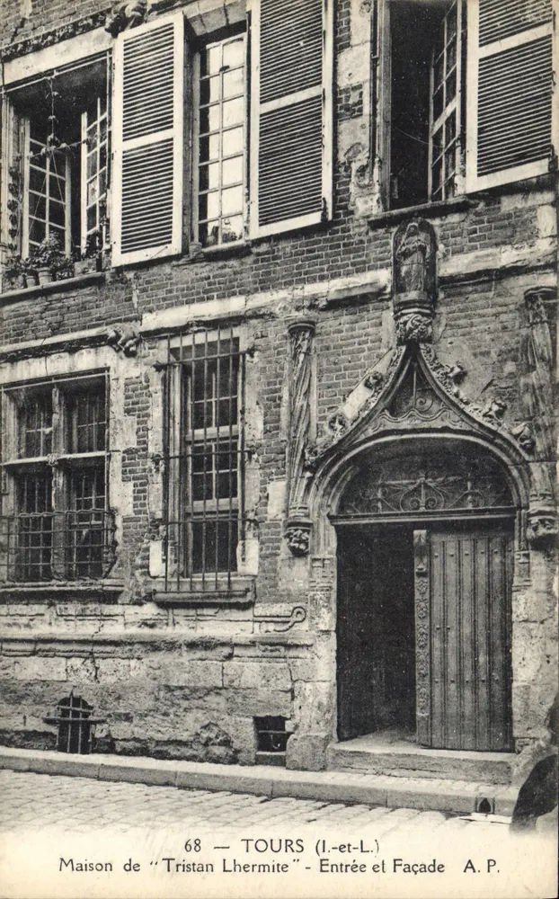 Haus von "Tristan Lhermite" — Eingang und Fassade — A.P. - Vorderseite