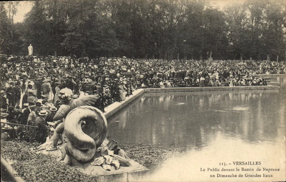 Versailles — Die Öffentlichkeit vor dem Bassin de Neptune an einem Sonntag der Grand Water — P. O. PARIS - Vorderseite
