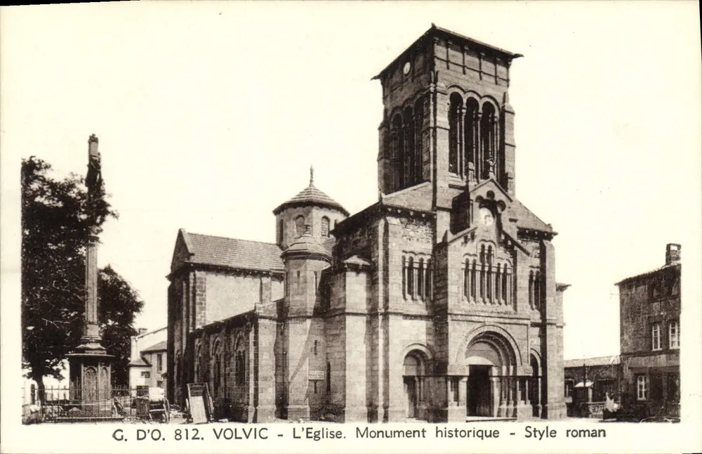 VOLVIC - Die Kirche. Historisches Denkmal - Römischer Stil - Vorderseite