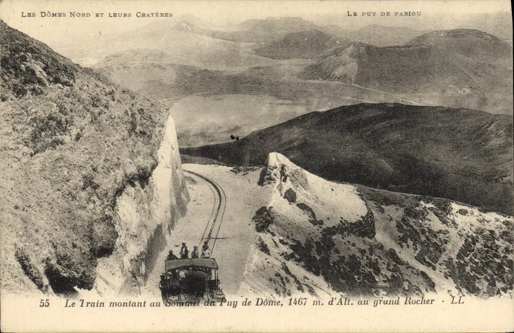 Die Norddome und ihre Krater — Der Zug, der zum Gipfel des Puy de Dôme, 1467 m Höhe, am Grand Rocher hinauffährt — LL - Vorderseite
