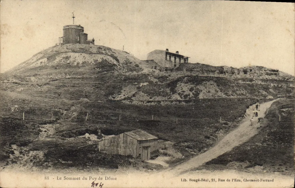 De Top van het Puy de Dôme — panoramische uitzicht met toren en pad — Lib. Bougé-Béal, 21 Rue de l’Ecu, Clermont-Ferrand - Voorkant