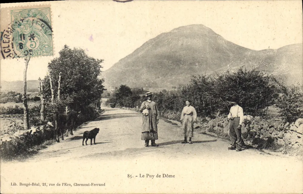 Le Puy de Dôme — vista da estrada com três pessoas e um cachorro — Lib. Bougé-Béal, 21 rua de l’Ecu, Clermont-Ferrand - Frente