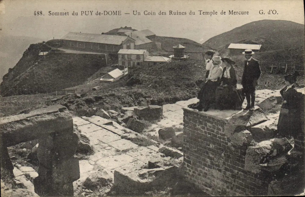 Gipfel des PUY DE-DOME — Ein Stück der Ruinen des Tempels Merkur — G. d'O. - Vorderseite