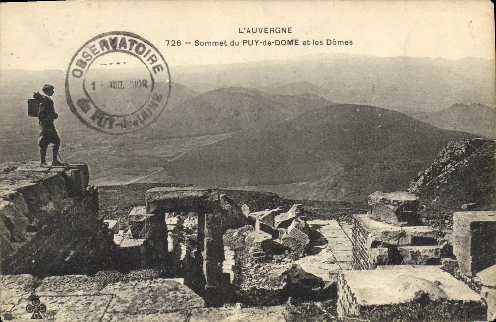 Gipfel des Puy-de-Dôme und die Dômes — Auvergne — Observatorium des Puy-de-Dôme - Vorderseite