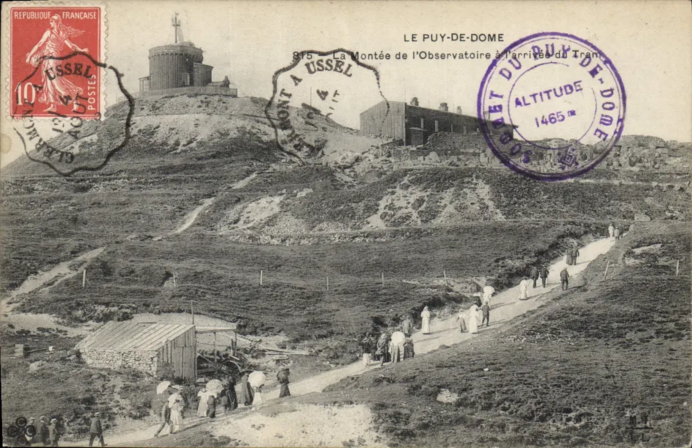 Le Puy-de-Dôme — A subida para o Observatório com a chegada do Tram — editor não visível, número de série ilegível - Frente