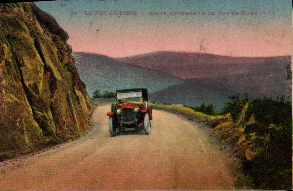 Le Puy-de-Dôme — Automobilstraße von Le Puy-de-Dôme — LL - Vorderseite