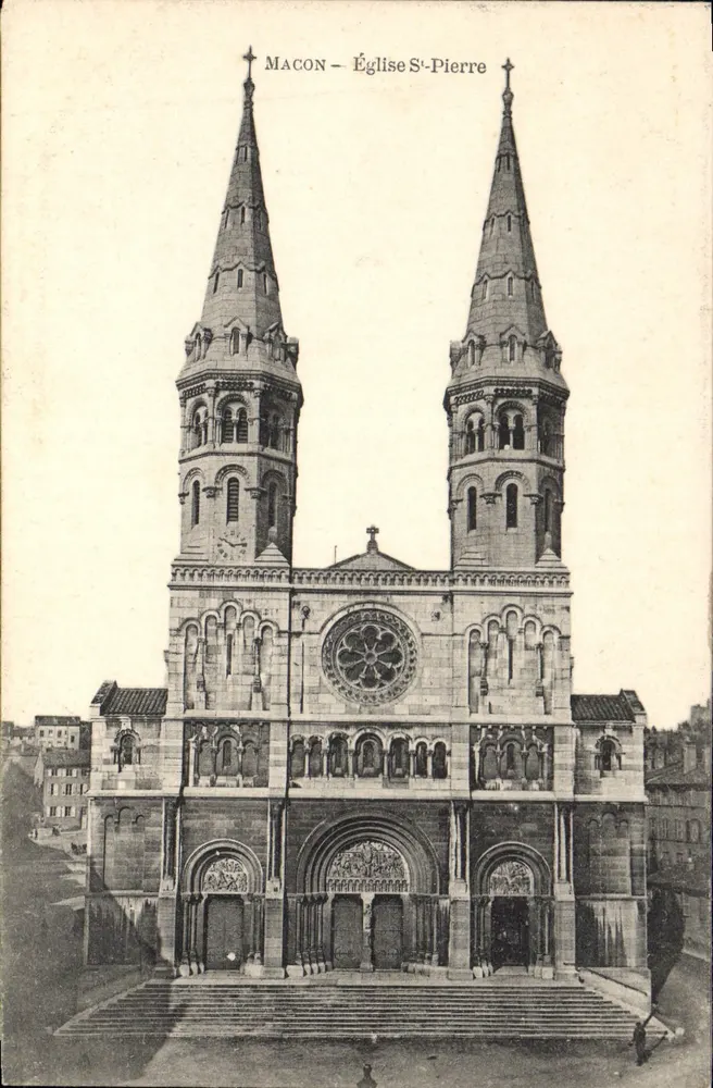 Macon — Igreja de São Pedro — vista da fachada com suas duas torres - Frente