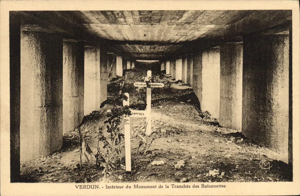 Verdun — Innenansicht des Denkmals der Baionetten-Schützengräben — Foto Verdun - Vorderseite