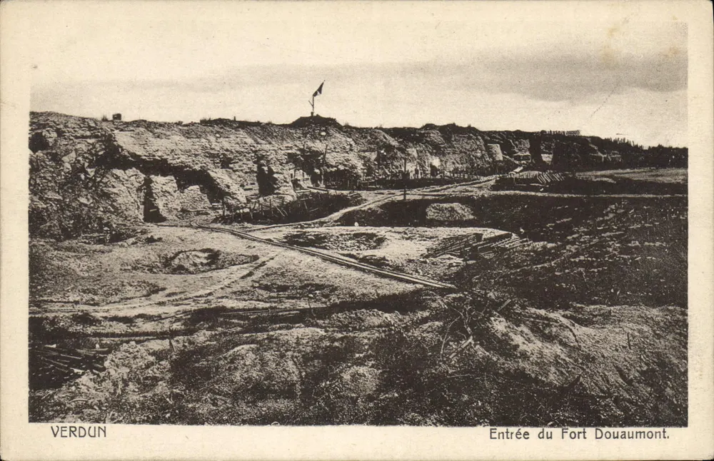 Verdun — Entrada do Forte Douaumont — Maison de gros P. Houstmann, Luxembourg et Metz, Nr. 6 - Frente