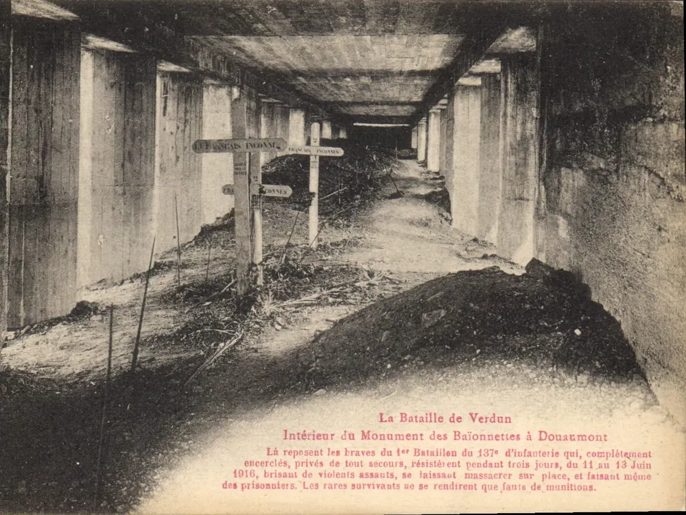 Interior do Monumento das Baionetas em Douaumont — A Batalha de Verdun — editor não identificado - Frente