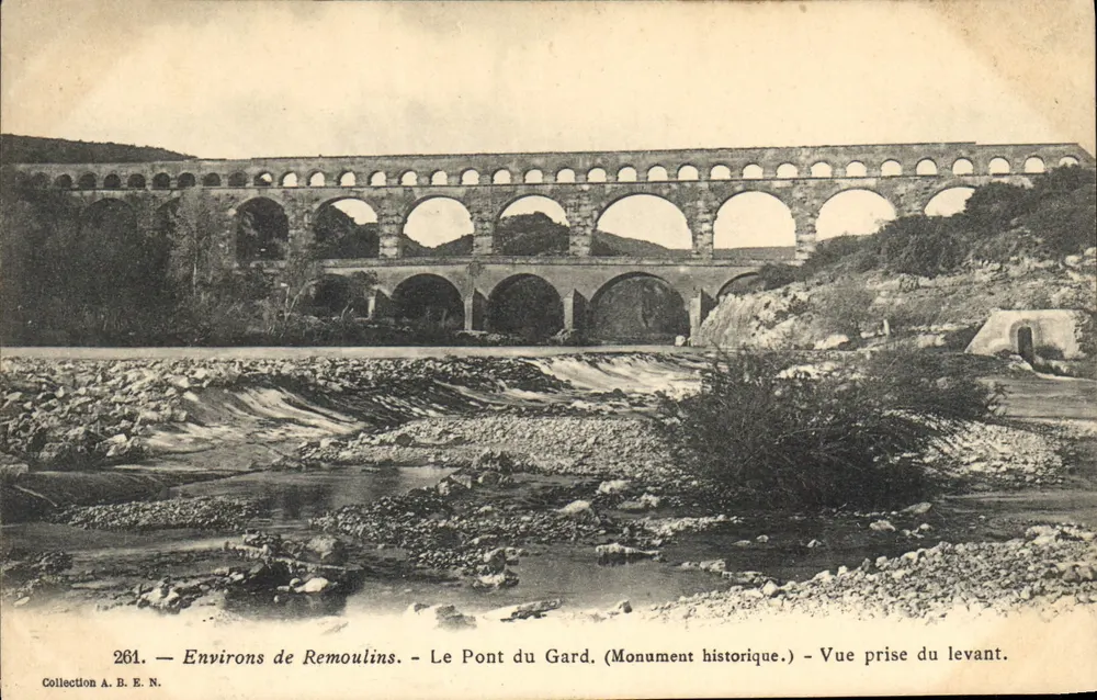 Umgebung von Remoulins — Der Pont du Gard (Historisches Denkmal) — Ansicht vom Osten — Sammlung A. B. E. N. n° 261 - Vorderseite
