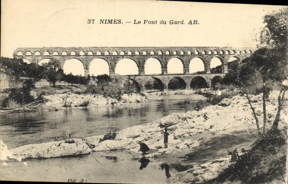 Nîmes — O Pont du Gard — AR. 37 - Frente
