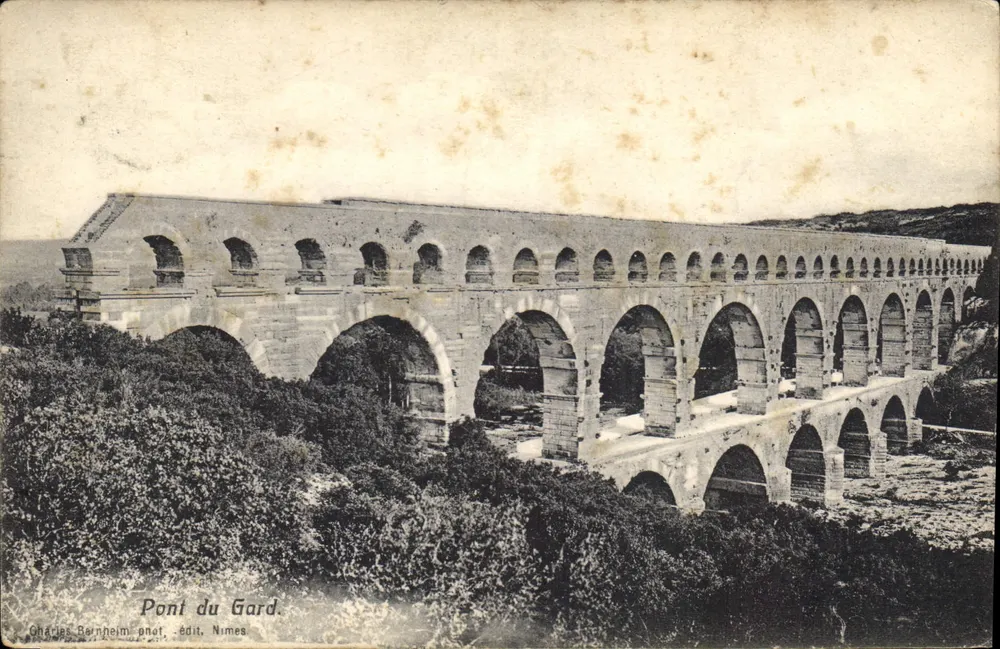 Ponte du Gard — vista do famoso aqueduto romano — editor Charles Bernheim, Nîmes - Frente