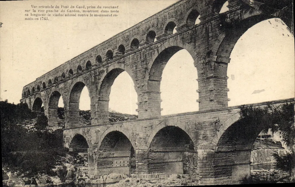 Ponte du Gard — vista oriental da margem esquerda do Gardon, em 1743 — editor Loubourel & Cie - Frente