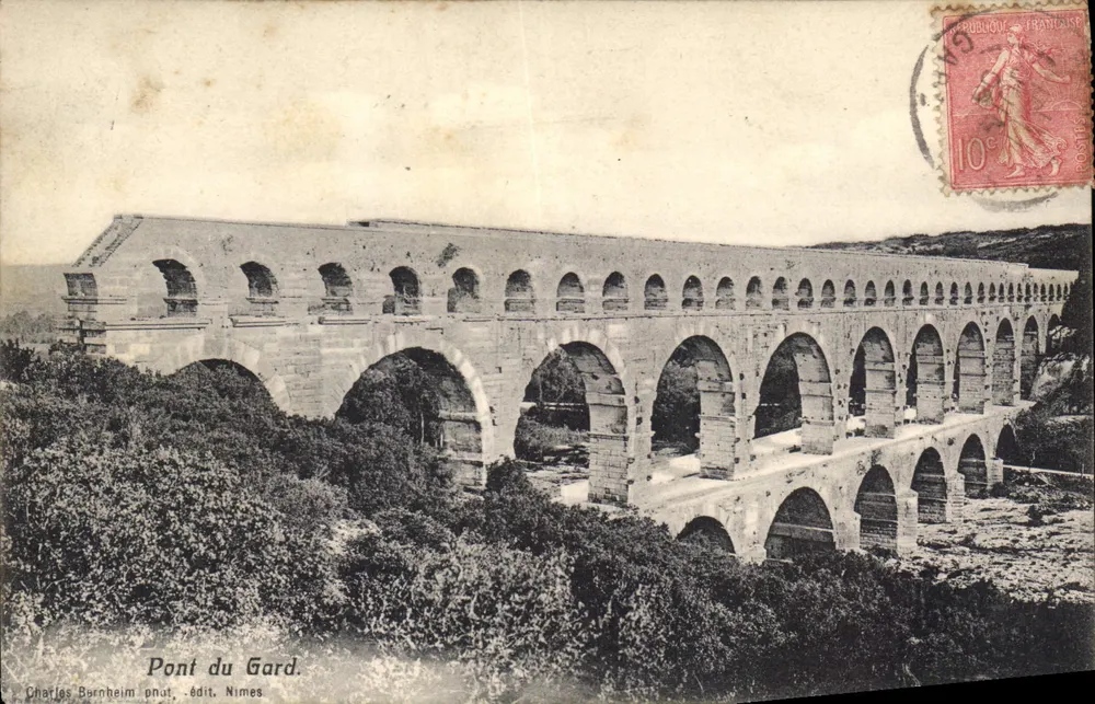 Ponte du Gard — vista do famoso aqueduto romano — Charles Bernheim, edição Nîmes - Frente