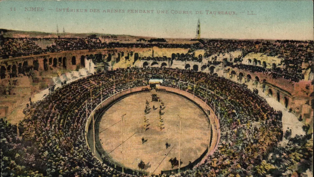 Nîmes — Interior das arenas durante uma corrida de touros — LL. - Frente