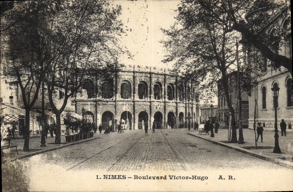 Nîmes — Boulevard Victor-Hugo — A. R. - Frente