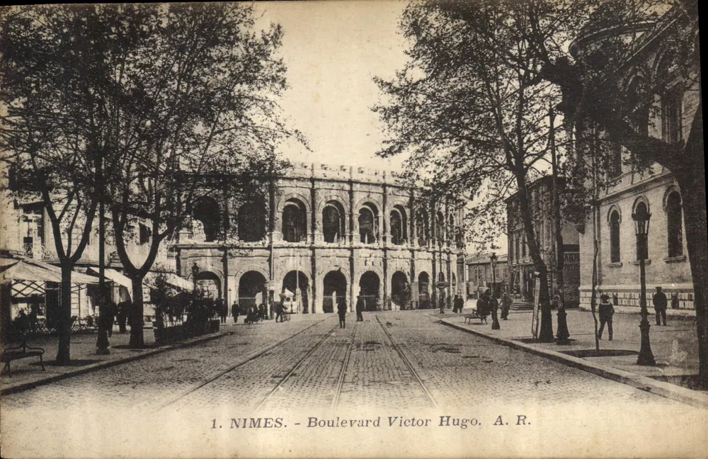 Nîmes - Boulevard Victor Hugo — vista das Arênes, editor A.R. n°1 - Frente