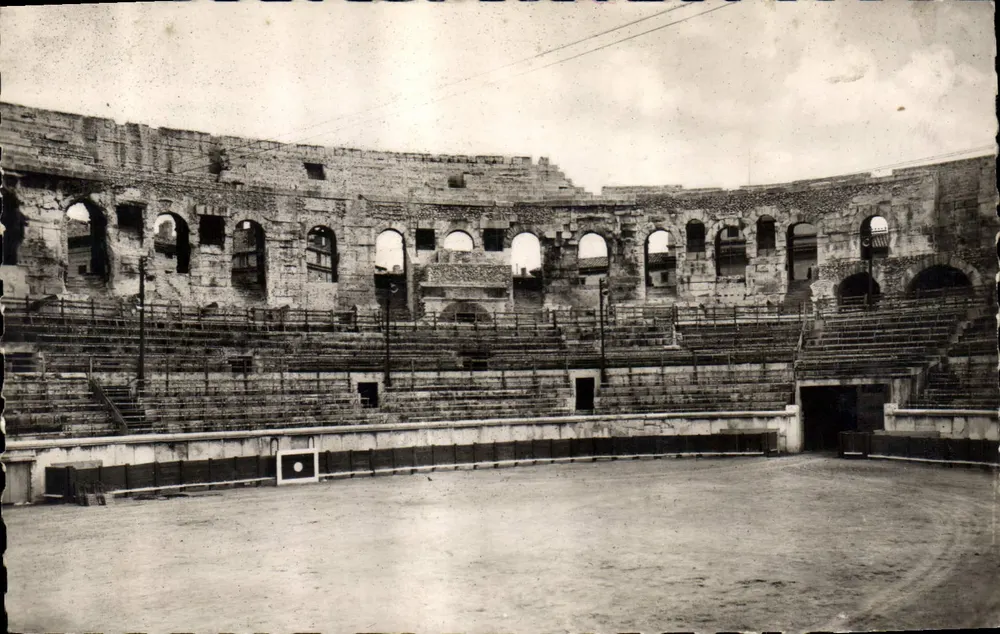 Nîmes - As Arênes - Vista interna — Edições O.P. Paris, n°10 - Frente