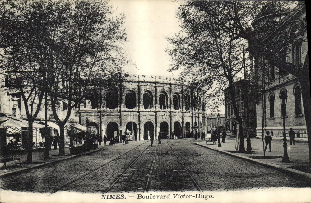 Nîmes — Boulevard Victor-Hugo — vista da Arêne - Frente