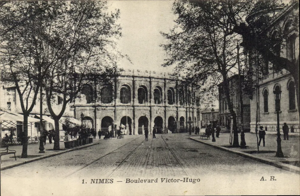 Nîmes — Boulevard Victor-Hugo — vista da Arena - Frente