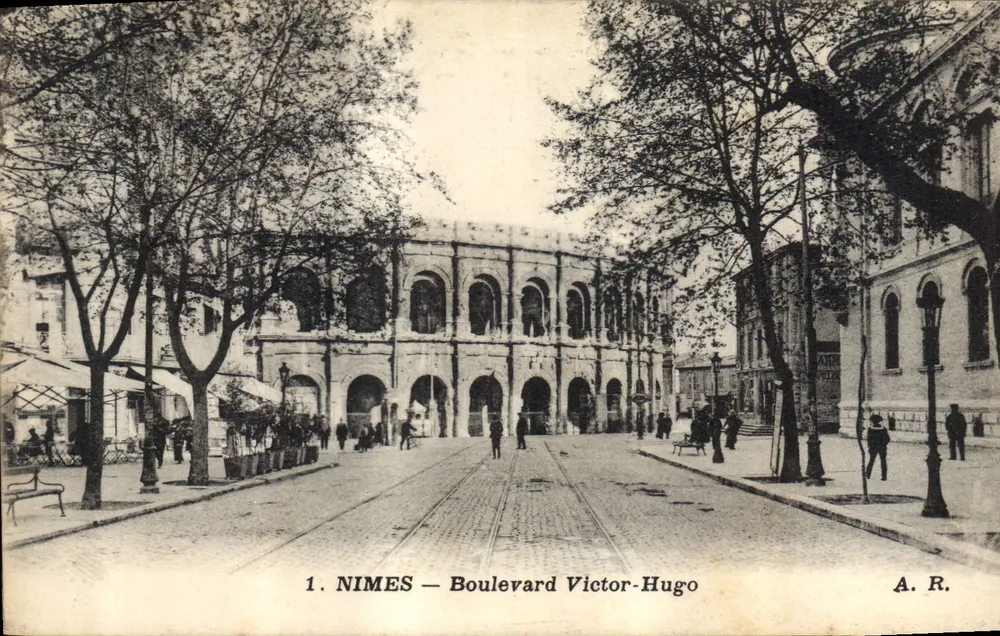 Nîmes — Boulevard Victor-Hugo — A. R. - Frente