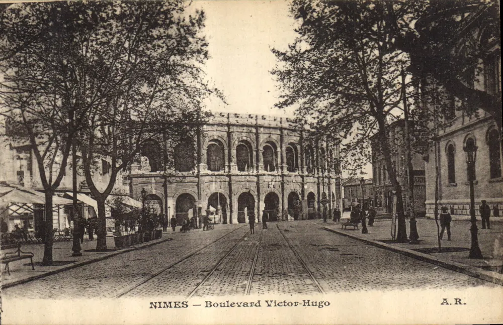 Nîmes — Boulevard Victor-Hugo — A.R. - Frente