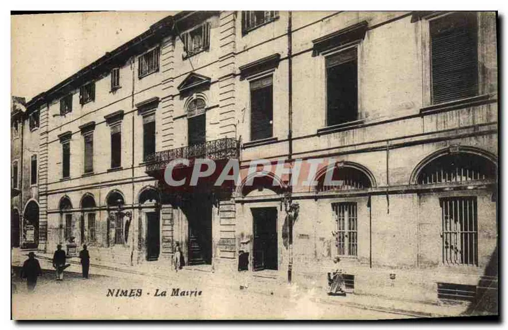 Nîmes - A Prefeitura — vista do edifício com alguns transeuntes — número de série não visível - Frente