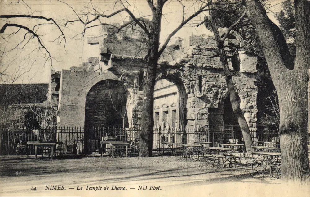 Nîmes — O Templo de Diane — ND Fot. n°14 - Frente