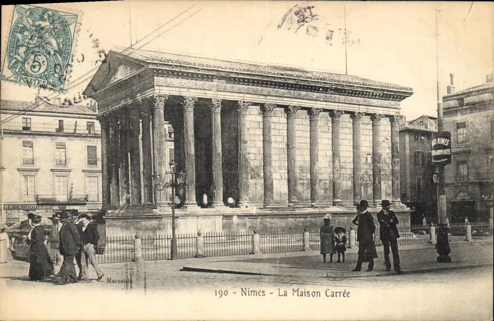 Nîmes - A Maison Carrée — vista do templo antigo com pedestres — editor Marseille, n°190 - Frente