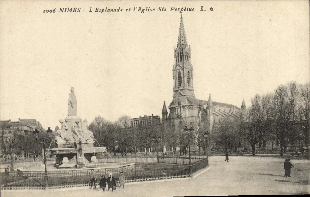 Nîmes - A Esplanade e a Igreja Santa Perpétua - Frente