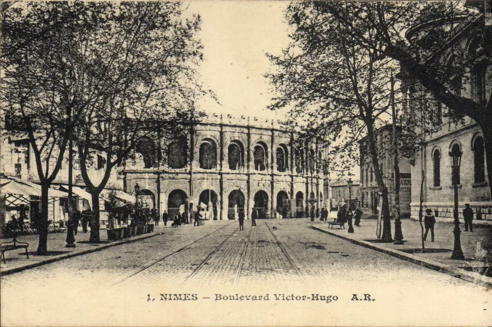 Nîmes — Boulevard Victor-Hugo — A.R. - Frente