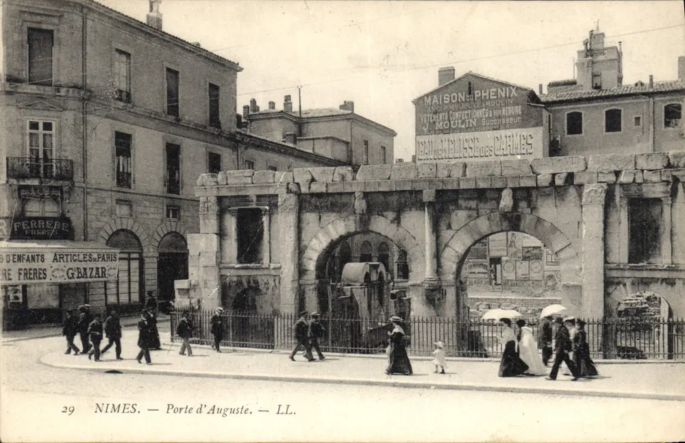 Nîmes — Porte d'Auguste — LL. - Frente