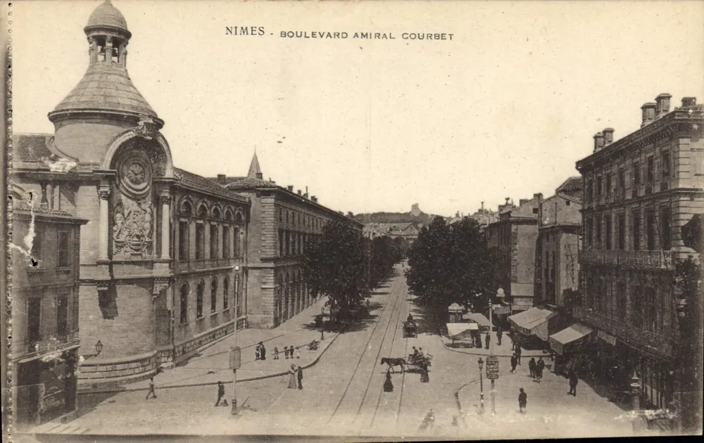 Nîmes - Boulevard Amiral Courbet — vista do antigo prédio da prefeitura com relógio — editor não identificado - Frente