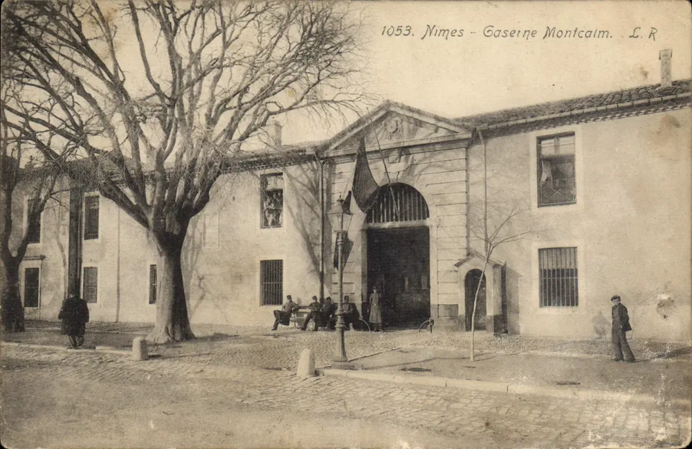 Nîmes - Quartel Montcalm — editor L. R., número de série 1053 - Frente