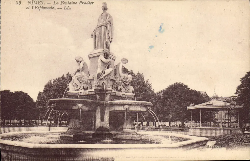Nîmes — A Fontaine Pradier e a Esplanade — LL. — Sélects - Frente