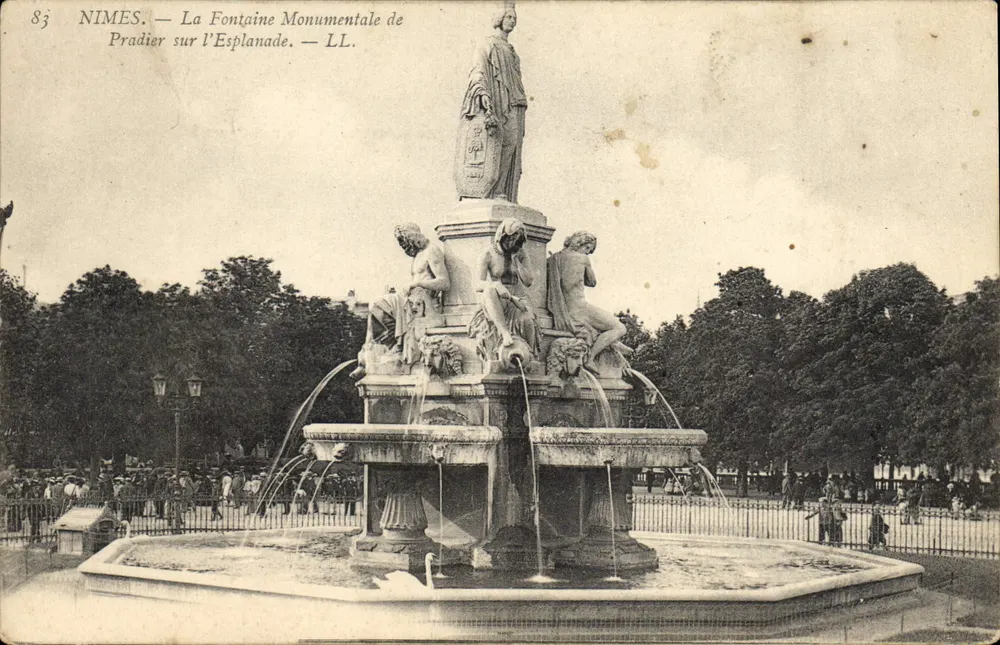 Nîmes — Die monumentale Fontäne von Pradier auf der Esplanade — LL. - Vorderseite