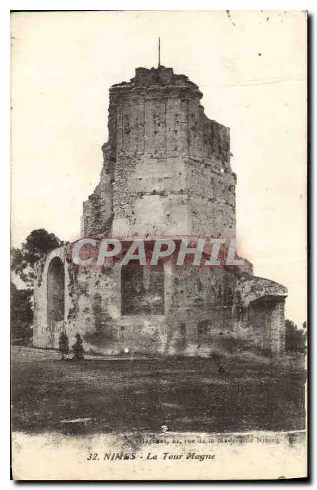 Nîmes - A Torre Magne — ruínas da torre localizada na rue de la Madeleine - Frente