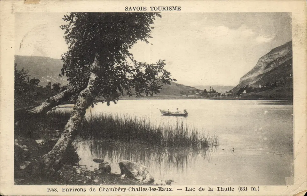 Lac de la Thuile — Blick auf den See mit Boot und Baum im Vordergrund — Savoie Tourisme, Nr. 1248 - Vorderseite