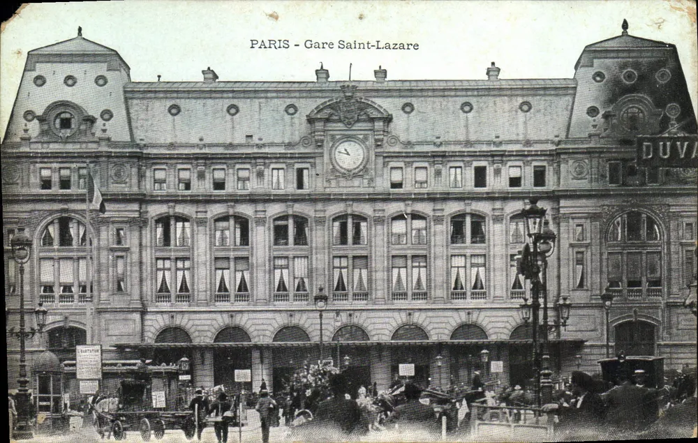 Paris - Estação Saint-Lazare — vista do edifício com relógio e multidão — editor Duvall - Frente