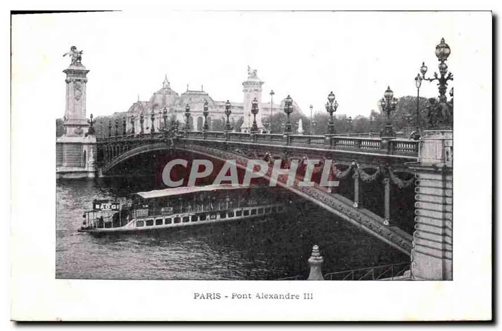 Paris - Ponte Alexandre III — visão do ponte com barco na Seine — editor BAGGI - Frente
