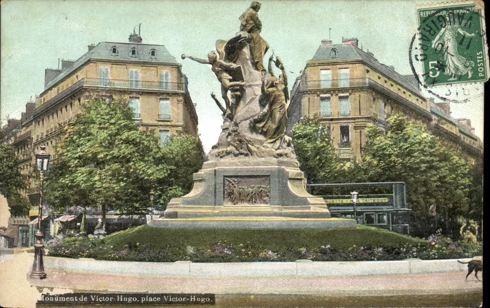 Denkmal von Victor Hugo, Place Victor Hugo — Verlag AQUA-PHOTO, n°16 - Vorderseite