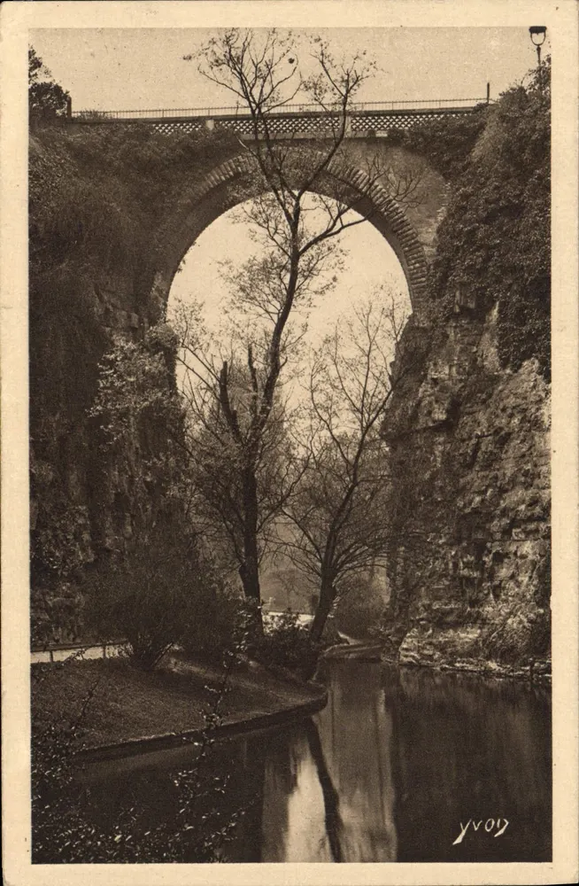 Yvvoy — Brücke aus Ziegeln — Parc des Buttes Chaumont - Vorderseite