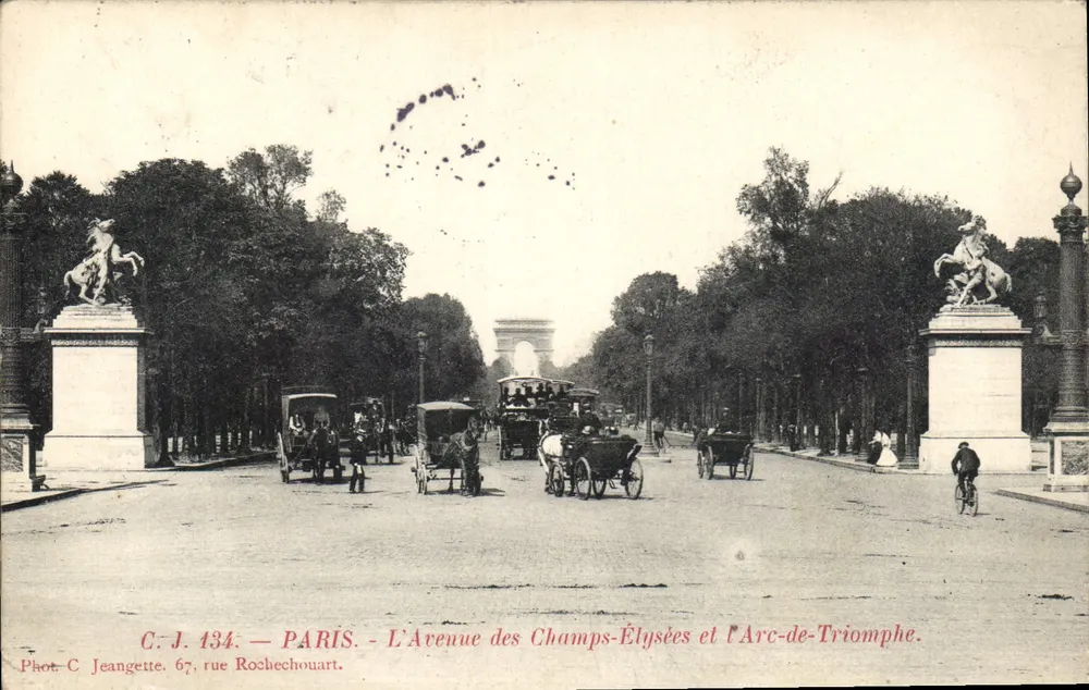 Paris — Avenue des Champs-Élysées und der Arc de Triomphe — Fot. C Jeanette, 67 rue Rochechouart - Vorderseite