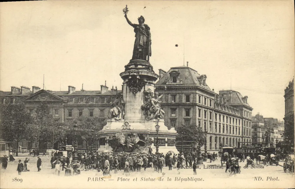 Paris — Place de la République e Estátua da República — Kesslar, Livraria, Rue de Sévres - Frente